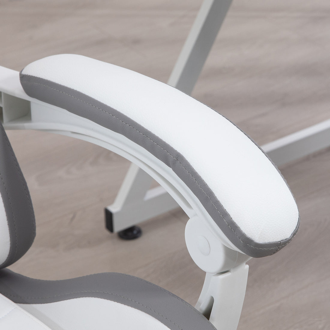 Vinsetto Computer Gaming Chair, PU Leather Desk Chair with Footrest, Swivel Task Chair with 135° Reclining Back, White & Grey