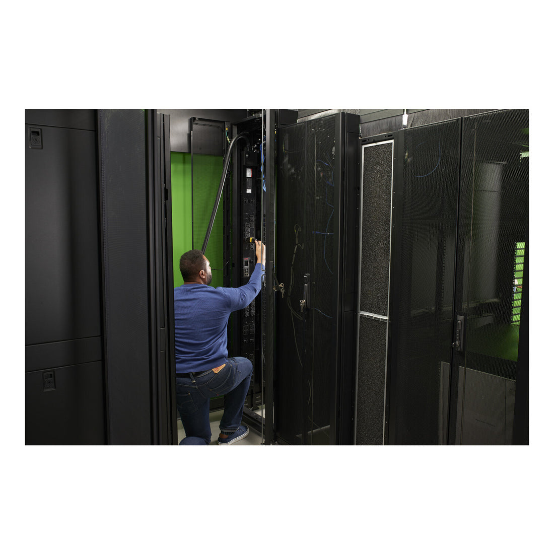 APC Rack PDU, 9000 switched, 0U, 30A, 200V and 208V, 21 C13 and C15, 3 C19 and C21 sockets - image 9