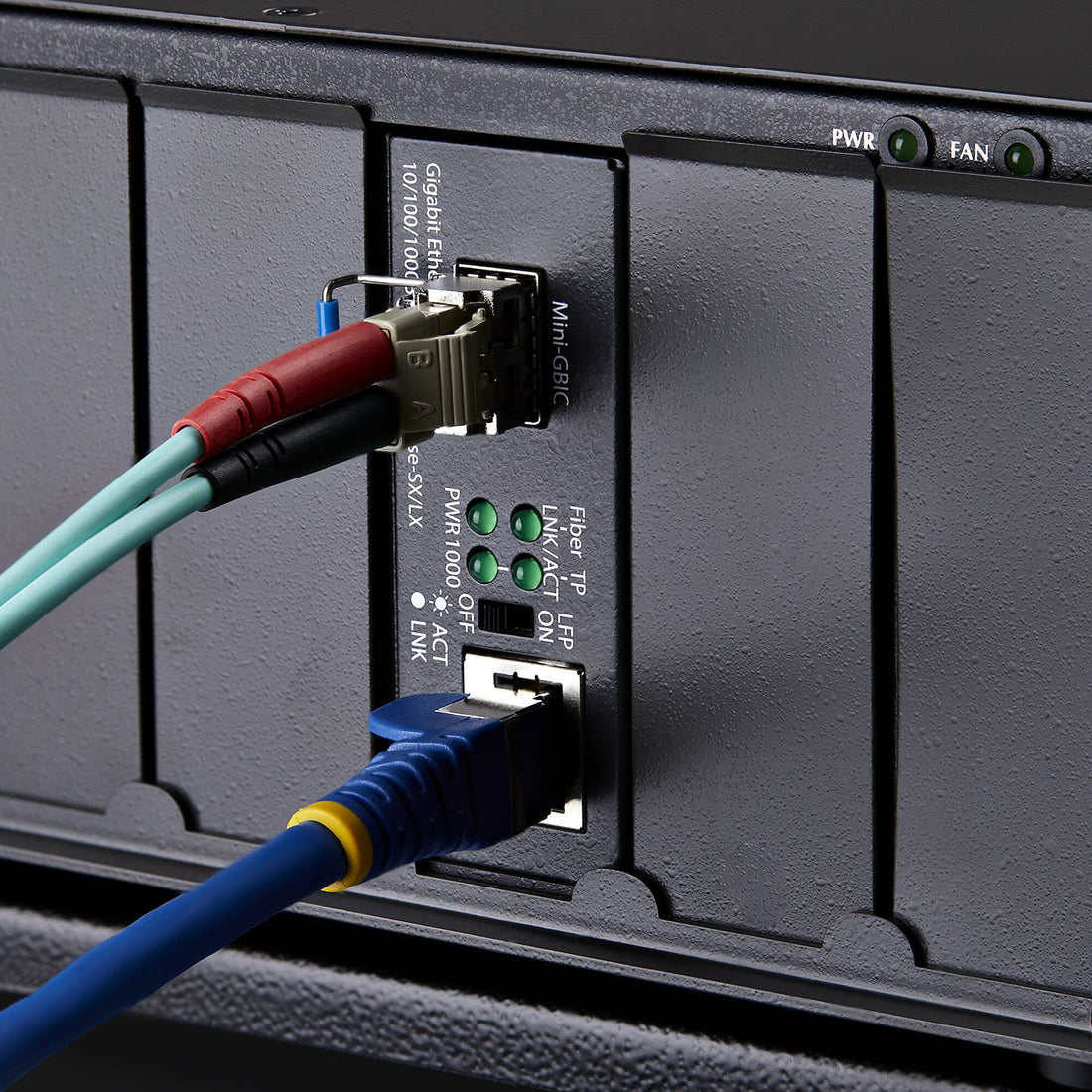 StarTech.com Single-Mode (SM) LC Fiber Media Converter for 10/100/1000 Networks, Standalone Gigabit Ethernet - image 6