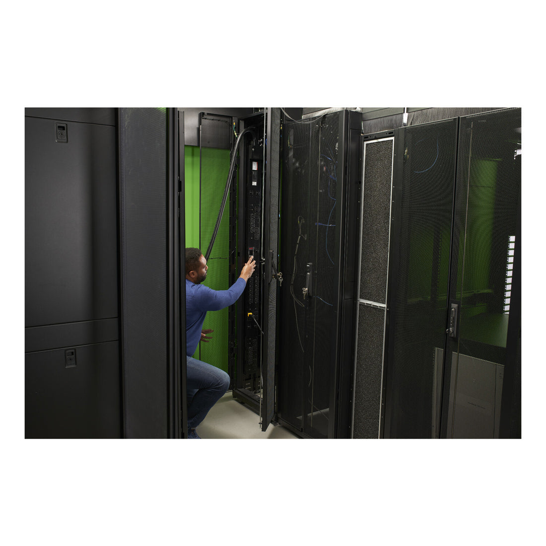 APC Rack PDU, 9000 switched, 0U, 30A, 200V and 208V, 21 C13 and C15, 3 C19 and C21 sockets - image 10