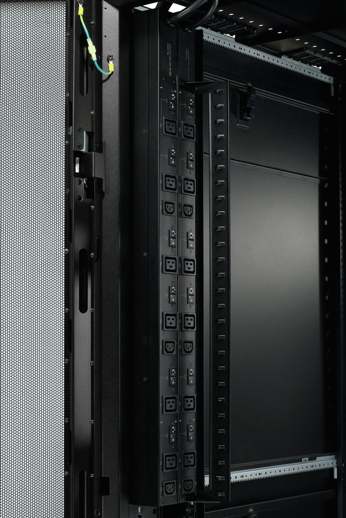 APC Rack PDU Basic Zero U power distribution unit (PDU) 9 AC outlet(s) 0U Black - image 5