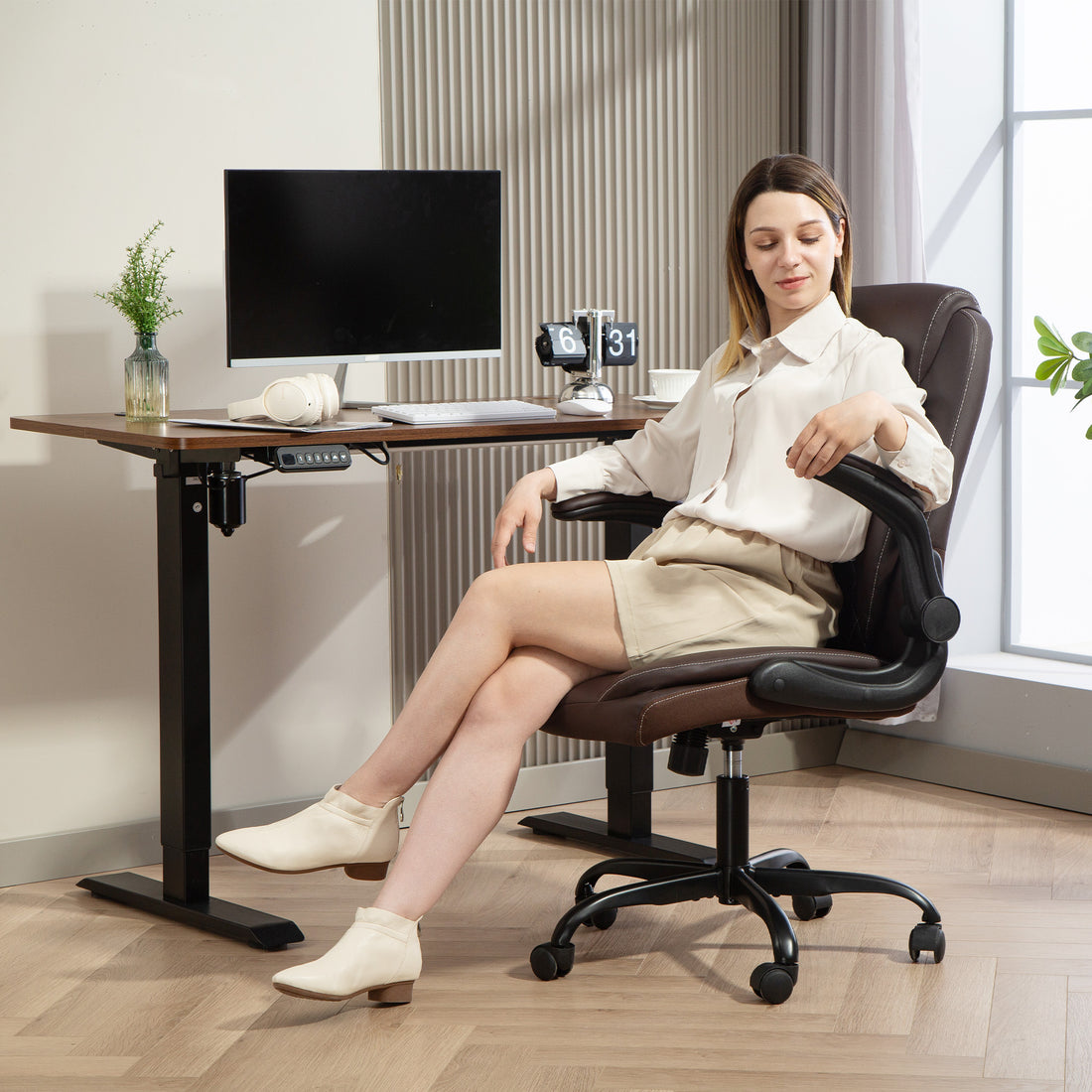 HOMCOM Faux Leather Office Chair. with Flip-Up Armrests - Brown