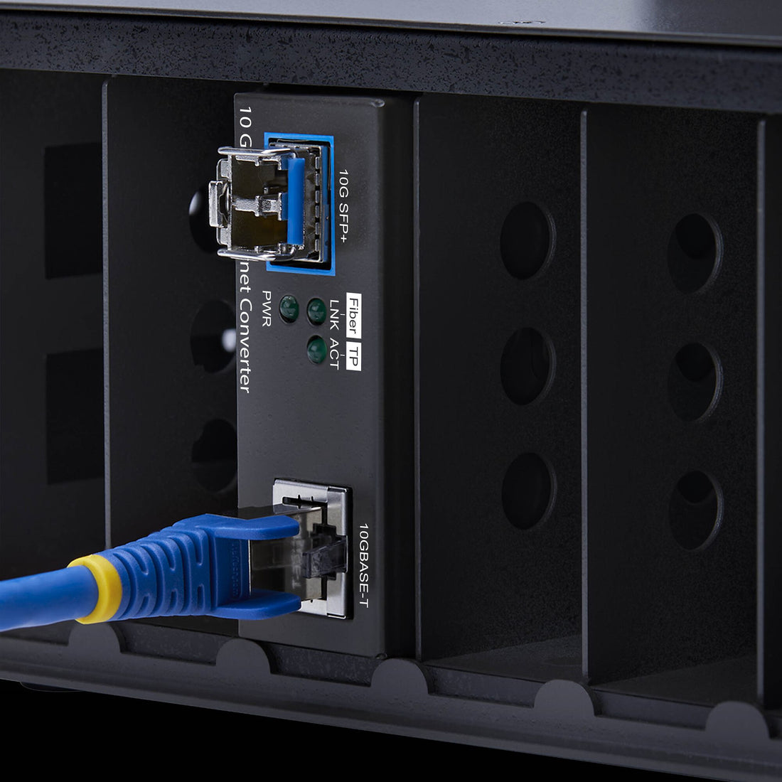 StarTech.com 10GbE Open SFP+ Fiber Media Converter, Standalone 10 Gigabit Ethernet RJ-45 to 10GBASE-X SFP+ - image 4